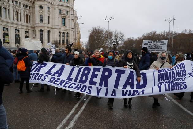 People attend a demonstration denying the existence of Covid-19 under the motto March for freedom called by the collective Humanos conscientes y libres (lit. Conscious and free humans) in Madrid, Spain, 23 January 2021. Rally of demonstrators denying the existence of Covid-19 !ACHTUNG: NUR REDAKTIONELLE NUTZUNG!  Copyright: xBallesterosx GRAF5711 20210123-637470216399005447
