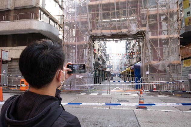 January 23, 2021, Hong Kong, China: A man is seen taking pictures of an area in Jordan locked down by the government to contain the coronavirus (Covid-19) outbreak..Hong Kong has imposed its first Covid-19 lockdown in a densely-populated area to curb the spread of the coronavirus. Hong Kong China - ZUMAs197 20210123_zaa_s197_060 Copyright: xIsaacxWongx