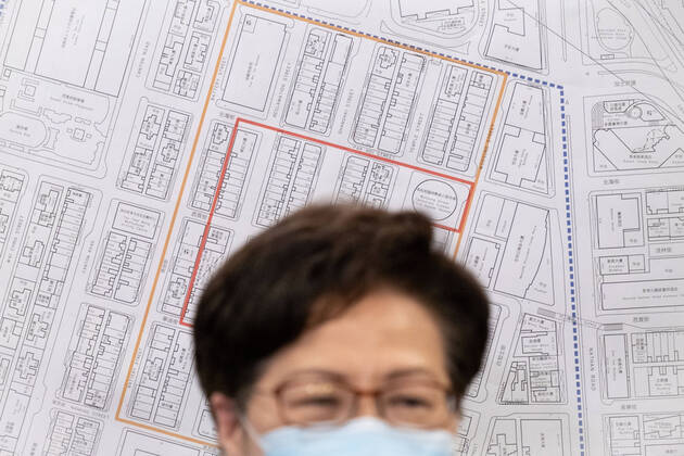News Bilder des Tages January 23, 2021, Hong Kong, China: A map showing the lockdown area is seen behind Carrie Lam, Hong Kong s Chieft Executive, as he speaks to the media after inspecting an area in Jordan locked down by the government to contain the coronavirus (Covid-19) outbreak..Hong Kong has imposed its first Covid-19 lockdown in a densely-populated area to curb the spread of the coronavirus. Hong Kong China - ZUMAs197 20210123_zaa_s197_064 Copyright: xIsaacxWongx