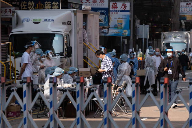 January 23, 2021, Hong Kong, China: Residents and government workers wearing personal protective equipment (PPE) are seen inside an area in Jordan locked down by the government to contain the coronavirus (Covid-19) outbreak..Hong Kong has imposed its first Covid-19 lockdown in a densely-populated area to curb the spread of the coronavirus. Hong Kong China - ZUMAs197 20210123_zaa_s197_070 Copyright: xIsaacxWongx