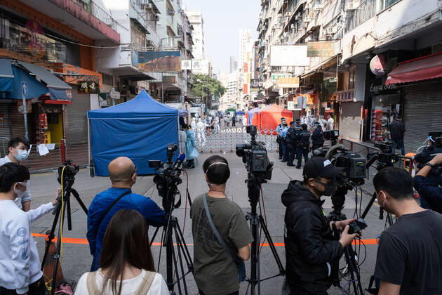 January 23, 2021, Hong Kong, China: Journalists are seen reporting outside an area in Jordan locked down by the government to contain the coronavirus (Covid-19) outbreak..Hong Kong has imposed its first Covid-19 lockdown in a densely-populated area to curb the spread of the coronavirus. Hong Kong China - ZUMAs197 20210123_zaa_s197_071 Copyright: xIsaacxWongx