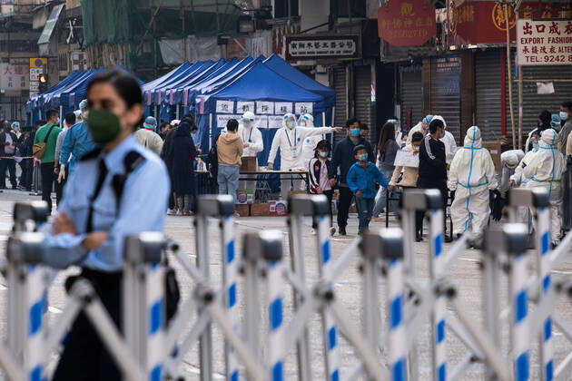 January 23, 2021, Hong Kong, China: Residents and government workers wearing personal protective equipment (PPE) are seen inside an area in Jordan locked down by the government to contain the coronavirus (Covid-19) outbreak..Hong Kong has imposed its first Covid-19 lockdown in a densely-populated area to curb the spread of the coronavirus. Hong Kong China - ZUMAs197 20210123_zaa_s197_079 Copyright: xIsaacxWongx