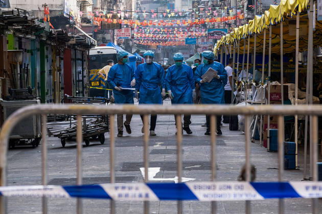 January 23, 2021, Hong Kong, China: Government workers wearing personal protective equipment (PPE) are seen inside an area in Jordan locked down by the government to contain the coronavirus (Covid-19) outbreak..Hong Kong has imposed its first Covid-19 lockdown in a densely-populated area to curb the spread of the coronavirus. Hong Kong China - ZUMAs197 20210123_zaa_s197_080 Copyright: xIsaacxWongx