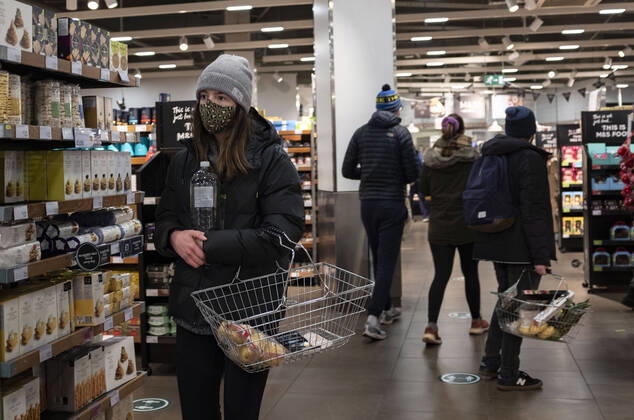 January 23, 2021, London, United Kingdom: People are seen at Mark & Spencer, a British multinational retailer in Stratford, the London Borough of Newham, England, UK on January 23, 2021. Some of England s Covid hotspots are still in London Hounslow, Ealing, Brent, Barking and Dagenham and Newham are the boroughs which fall in the country s top 10 for worst case rates. London United Kingdom - ZUMAj323 20210123_zip_j323_002 Copyright: xMayxJamesx