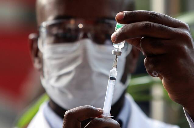 A nurse prepares a dose of the University of Oxford and AstraZeneca s vaccine against covid-19, during the start of the immunization campaign at the headquarters of the Oswaldo Cruz Foundation (Fiocruz), the largest health research center in Latin America, which will be responsible for the production of the vaccine in Brazilian territory, in Rio de Janeiro, Brazil, 23 January 2021. Two epidemiologists who have led the fight against covid-19 in Brazil were the first to be immunized in the country, in a symbolic act this Saturday in Rio de Janeiro, with the vaccine jointly developed by the University of Oxford and the Anglo-Swedish laboratory AstraZeneca. Leaders in combating covid, first to receive vaccine from Oxford in Brazil !ACHTUNG: NU  Copyright: xFABIOxMOTTAx AME969 20210123-637470411550925379