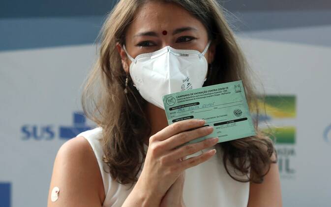 The doctor Sarah Ananda shows her certificate after receiving the vaccine from the University of Oxford and AstraZeneca against covid-19, at the headquarters of the Oswaldo Cruz Foundation (Fiocruz), the largest health research center in Latin America, which will be responsible for the production of the vaccine in Brazilian territory, in Rio de Janeiro, Brazil, 23 January 2021. Two epidemiologists who have led the fight against covid-19 in Brazil were the first to be immunized in the country, in a symbolic act this Saturday in Rio de Janeiro, with the vaccine jointly developed by the University of Oxford and the Anglo-Swedish laboratory AstraZeneca. Leaders in combating covid, first to receive vaccine from Oxford in Brazil !ACHTUNG: NUR RE  Copyright: xFABIOxMOTTAx AME965 20210123-637470412188585715