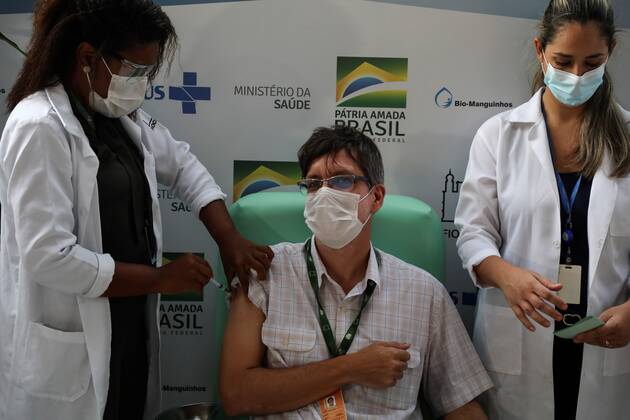 The infectologist Estevao Portela receives the vaccine from the University of Oxford and AstraZeneca against covid-19, at the headquarters of the Oswaldo Cruz Foundation (Fiocruz), the largest health research center in Latin America, which will be responsible for the production of the vaccine in Brazilian territory, in Rio de Janeiro, Brazil, 23 January 2021. Two epidemiologists who have led the fight against covid-19 in Brazil were the first to be immunized in the country, in a symbolic act this Saturday in Rio de Janeiro, with the vaccine jointly developed by the University of Oxford and the Anglo-Swedish laboratory AstraZeneca. Leaders in combating covid, first to receive vaccine from Oxford in Brazil !ACHTUNG: NUR REDAKTIONELLE NUTZUNG  Copyright: xFABIOxMOTTAx AME971 20210123-637470412793277095