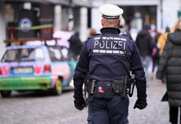Tuebingen 23.01.2021 Eine Linke Demo gegen Corona-Krisenmanagment unter dem Motto, Solidaritaet statt Autoritaet in Tuebingen: Ein Polizist am Rande der Demo