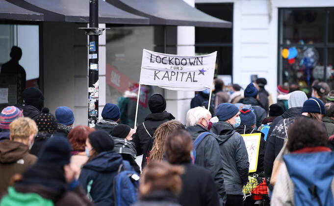 News Bilder des Tages Tuebingen 23.01.2021 Eine Linke Demo gegen Corona-Krisenmanagment unter dem Motto, Solidaritaet statt Autoritaet in Tuebingen: Ein Banner mit der Aufschrift Lockdown fuer das Kapital
