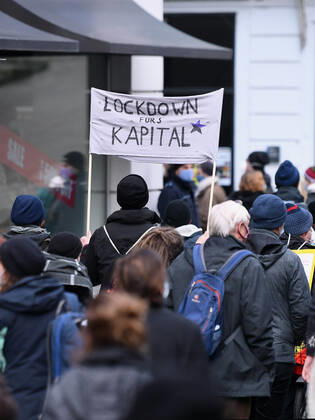 Tuebingen 23.01.2021 Eine Linke Demo gegen Corona-Krisenmanagment unter dem Motto, Solidaritaet statt Autoritaet in Tuebingen: Ein Banner mit der Aufschrift Lockdown fuer das Kapital