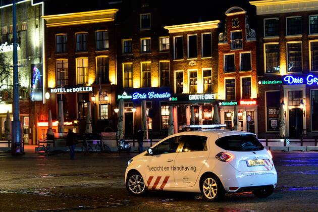 GRONINGEN - 23-01-2021. After curfew it was very quiet on the street in Groningen. A few dog owners could be found on the street, as well as meal deliverers. A police officer said it was very quiet . All the people we checked had things well organized. Na het ingaan van de avondklok was het erg rustig op straat in Groningen. Een enkele hondeigenaar was op straat te vinden, evenals maaltijdbezorgers. Een politieagent vertelde dat het heel erg rustig was . Alle mensen die wij gecontroleerd hebben had de zaken goed voor elkaar. Groningen after curfew  x10557413x Copyright: