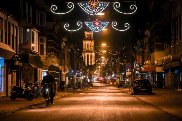 GRONINGEN - 23-01-2021. After curfew it was very quiet on the street in Groningen. A few dog owners could be found on the street, as well as meal deliverers. A police officer said it was very quiet . All the people we checked had things well organized. Na het ingaan van de avondklok was het erg rustig op straat in Groningen. Een enkele hondeigenaar was op straat te vinden, evenals maaltijdbezorgers. Een politieagent vertelde dat het heel erg rustig was . Alle mensen die wij gecontroleerd hebben had de zaken goed voor elkaar. Groningen after curfew  x10557418x Copyright:
