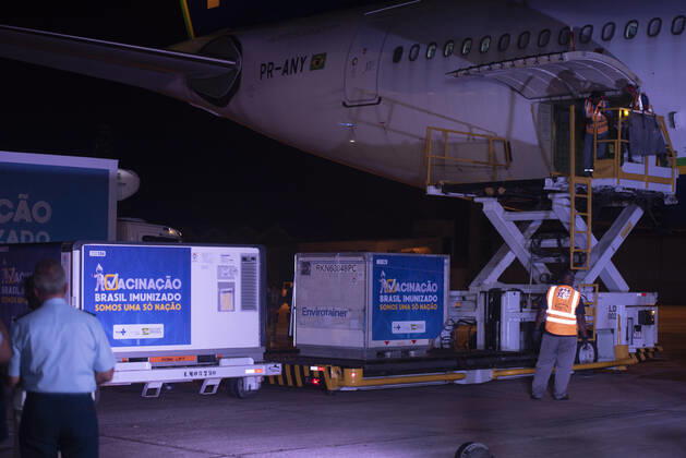 News Bilder des Tages January 23, 2021, Rio De Janeiro, Rio de Janeiro, Brazil: JANUARY 23 - the Indian ambassador to Brazil, Suresh K. Reddy. accompanied the delivery of the vaccines, at the International Airport of Galeo£o, Airplane with 2 million doses of the Oxford AstraZeneca vaccine arrives in Rio..Cargo was transported on a commercial flight to Guarulhos, in SP, and was later sent to Rio de Janeiro. Last week, the Brazilian government tried to seek immunization in India. The loading of two million doses of the Oxford AstraZeneca vaccine produced at the Serum Institute in India arrived in Rio de Janeiro on Friday night (22), after the Indian government authorized commercial exports of the immunizer.............,........................,........... - ZUMAt142 20210123_zap_t142_001 Copyright: xFabioxTeixeirax