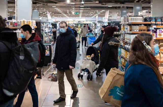 January 23, 2021, London, United Kingdom: People seen shopping at Mark & Spencer, a British multinational retailer in Stratford..Some of England s Covid-19 hotspots are still in London Hounslow, Ealing, Brent, Barking and Dagenham and Newham are the boroughs which fall in the country s top 10 for worst case rates. London United Kingdom - ZUMAs197 20210123_zaa_s197_150 Copyright: xMayxJamesx