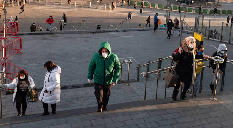 January 23, 2021, London, United Kingdom: People seen walking at the area of Stratford..Some of England s Covid-19 hotspots are still in London Hounslow, Ealing, Brent, Barking and Dagenham and Newham are the boroughs which fall in the country s top 10 for worst case rates. London United Kingdom - ZUMAs197 20210123_zaa_s197_156 Copyright: xMayxJamesx