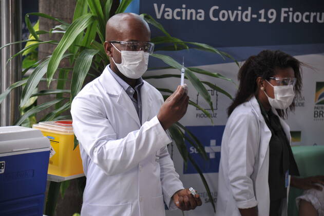 Fiocruz starts immunization with the Oxford AstraZeneca Vaccine in Brazil. January 23, 2021, Rio Janeiro, Brazil: The Oswaldo Cruz Foundation (Fiocruz), started the immunization of the Oxford AstraZeneca vaccine in Brazil. The symbolic act took place during a ceremony to receive and distribute vaccines from the Serum Institute in India. Fiocruz starts immunization with the Oxford AstraZeneca Vaccine in Brazil.  Copyright: xSauloxAngelox
