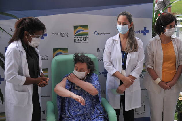 Fiocruz starts immunization with the Oxford AstraZeneca Vaccine in Brazil. January 23, 2021, Rio Janeiro, Brazil: Pulmonologist Margareth Dalcolmo at Oswaldo Cruz Foundation (Fiocruz), receiving the immunization of the Oxford AstraZeneca vaccine in Brazil. The symbolic act took place during a ceremony to receive and distribute vaccines from the Serum Institute in India. Fiocruz starts immunization with the Oxford AstraZeneca Vaccine in Brazil.  Copyright: xSauloxAngelox
