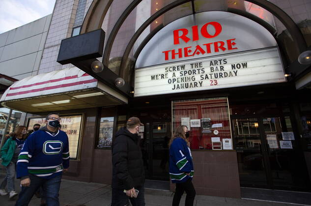 News Bilder des Tages January 23, 2021, Vancouver, BC, Canada: Canucks fans line up outside the Rio Theatre in Vancouver, Saturday, Jan. 23, 2021. The independent movie theatre, which has been closed due to provincial public health restrictions is now open as a sports bar. Vancouver Canada  - ZUMAc35_ 20210123_zaf_c35_055 Copyright: xMarissaxTielx