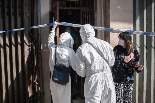 Coronavirus in China, Lockdown in Hongkong January 23, 2021, Hong Kong, China: Health workers check the information of residents leaving a building on direction to the test tend in an area under lockdown to contain the spread of Covid-19 outbreak..More than 3,000 police officers and health workers have been deployed for an unprecedented screening operation in Jordan district with about 200 buildings after coronavirus cases being detected. Hong Kong China - ZUMAs197 20210123_zaa_s197_189 Copyright: xIvanxAbreux