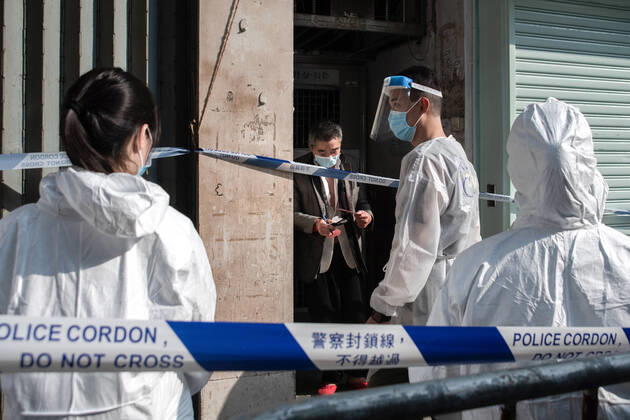 Coronavirus in China, Lockdown in Hongkong January 23, 2021, Hong Kong, China: Health workers check the information of residents leaving a building on direction to the test tend in an area under lockdown to contain the spread of Covid-19 outbreak..More than 3,000 police officers and health workers have been deployed for an unprecedented screening operation in Jordan district with about 200 buildings after coronavirus cases being detected. Hong Kong China - ZUMAs197 20210123_zaa_s197_190 Copyright: xIvanxAbreux