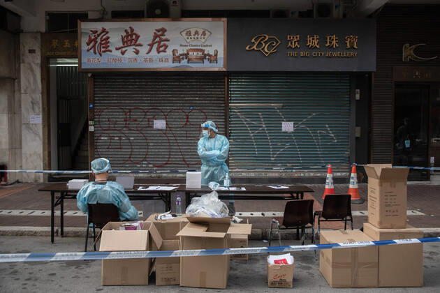 Coronavirus in China, Lockdown in Hongkong January 23, 2021, Hong Kong, China: Health workers surrounded by boxes in an area under lockdown to contain the spread of Covid-19 outbreak..More than 3,000 police officers and health workers have been deployed for an unprecedented screening operation in Jordan district with about 200 buildings after coronavirus cases being detected. Hong Kong China - ZUMAs197 20210123_zaa_s197_192 Copyright: xIvanxAbreux