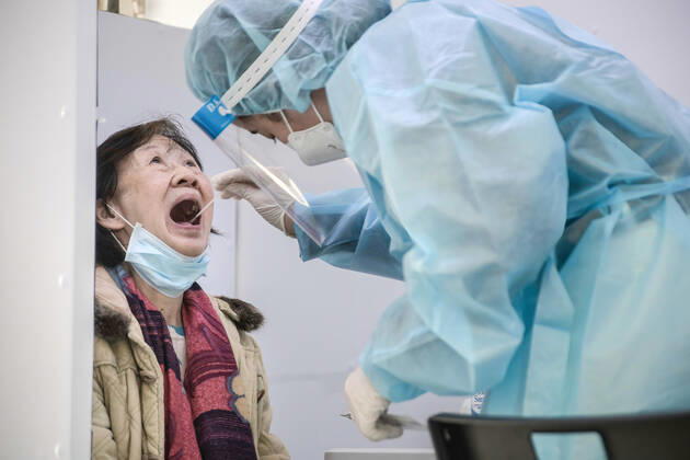 Coronavirus in China, Lockdown in Hongkong January 23, 2021, Hong Kong, China: A woman is being tested for Covid-19 in a test truck during the outbreak..More than 3,000 police officers and health workers have been deployed for an unprecedented screening operation in Jordan district with about 200 buildings after coronavirus cases being detected. Hong Kong China - ZUMAs197 20210123_zaa_s197_193 Copyright: xIvanxAbreux