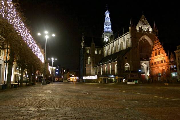 News Themen der Woche KW03 News Bilder des Tages (210124) -- THE HAGUE, Jan. 24, 2021 -- Photo taken on Jan. 23, 2021 shows an empty street in Haarlem, the Netherlands. A curfew to curb the spread of COVID-19 came into force in the Netherlands between 9 pm on Saturday and 4:30 am on Sunday and is scheduled to remain in force every night until Feb. 9. In addition, the Netherlands will suspend all flights from Great Britain, South Africa and South American countries as of Saturday. (Photo by Xinhua) NETHERLANDS-HAARLEM-COVID-19-CURFEW SylviaxLederer 