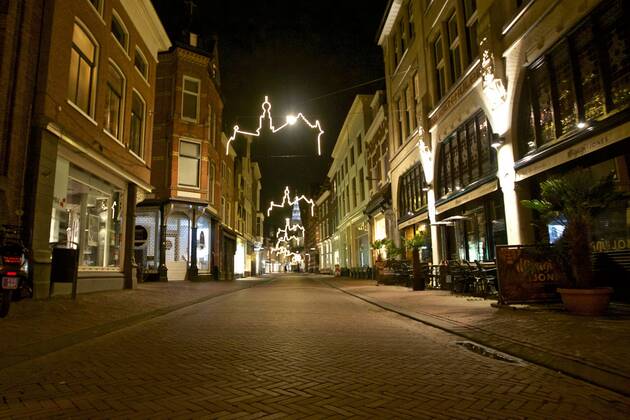 (210124) -- THE HAGUE, Jan. 24, 2021 -- Photo taken on Jan. 23, 2021 shows an empty street in Haarlem, the Netherlands. A curfew to curb the spread of COVID-19 came into force in the Netherlands between 9 pm on Saturday and 4:30 am on Sunday and is scheduled to remain in force every night until Feb. 9. In addition, the Netherlands will suspend all flights from Great Britain, South Africa and South American countries as of Saturday. (Photo by Xinhua) NETHERLANDS-HAARLEM-COVID-19-CURFEW SylviaxLederer 