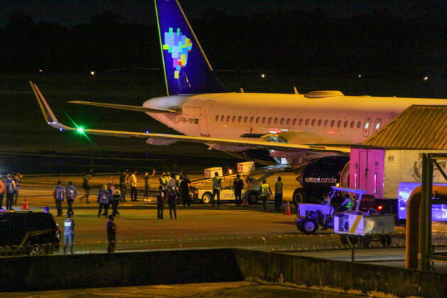 MANAUS, AM - 23.01.2021: CHEGADA DAS VACINAS ASTRAZENECA EM MANAUS - Arrival of the 132,500 doses of the AstraZeneca Oxford vaccine, this Saturday night (23), in Manaus (AM), at Eduardo Gomes International Airport. The boxes with the vaccines were taken to the headquarters of the Health Surveillance Foundation (FVS-AM). In the photo, the boxes with the vaccines being unloaded on a conveyor belt to a truck. x2023649x  SandroxPereira
