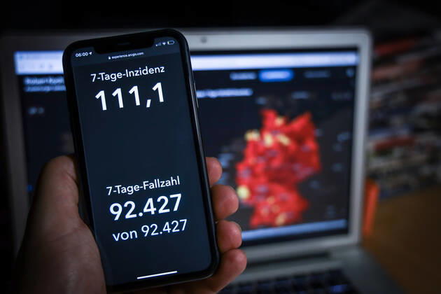 News Bilder des Tages Coronavirus in Deutschland - Covid-19-Dashboard des Robert Koch-Institut 24.01.2021: Robert Koch-Institut: 7-Tage-Inzidenz 111,1. 7-Tage-Fallzahl 92.427