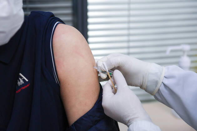 (210124) -- SHENZHEN, Jan. 24, 2021 -- A nurse administers the second dose of COVID-19 vaccine to a driver of the Shenzhen Bus Group Co., Ltd. at the health service center of the Xiameilin community in Futian District, Shenzhen, south China s Guangdong Province, Jan. 24, 2021. The Shenzhen Bus Group Co., Ltd. encourages its employees to receive COVID-19 vaccines. By Friday, there are 11,004 employees having received the first shot. The inoculation of the second shot kicked off on Sunday and some 1,400 people are expected to take the shots by the end of the day. ) CHINA-SHENZHEN-COVID-19-VACCINATION-SECOND DOSE (CN) MaoxSiqian