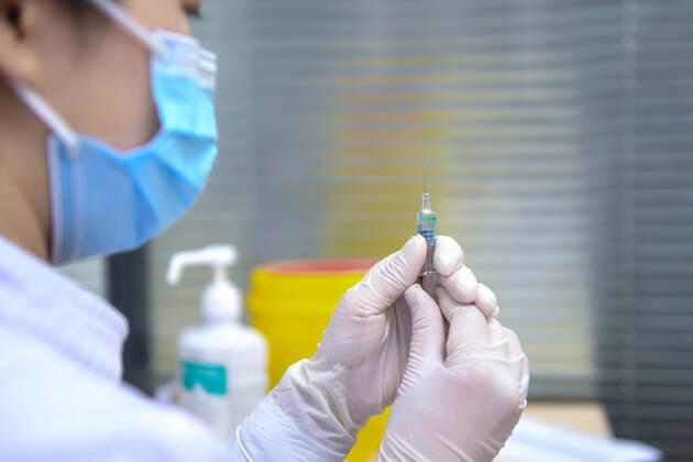 (210124) -- SHENZHEN, Jan. 24, 2021 -- A nurse prepares a dose of COVID-19 vaccine at the health service center of the Xiameilin community in Futian District, Shenzhen, south China s Guangdong Province, Jan. 24, 2021. The Shenzhen Bus Group Co., Ltd. encourages its employees to receive COVID-19 vaccines. By Friday, there are 11,004 employees having received the first shot. The inoculation of the second shot kicked off on Sunday and some 1,400 people are expected to take the shots by the end of the day. ) CHINA-SHENZHEN-COVID-19-VACCINATION-SECOND DOSE (CN) MaoxSiqian