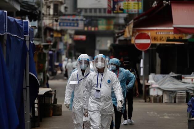 Coronavirus in China, Lockdown in Hongkong January 24, 2021, Hong Kong, CHINA: Government staffs dressed in full protective gear reporting for duty inside designated zone on the second day of lockdown.Jan-24,2021Hong Kong.ZUMA Hong Kong CHINA - ZUMAl137 20210124_zap_l137_004 Copyright: xLiauxChung-renx