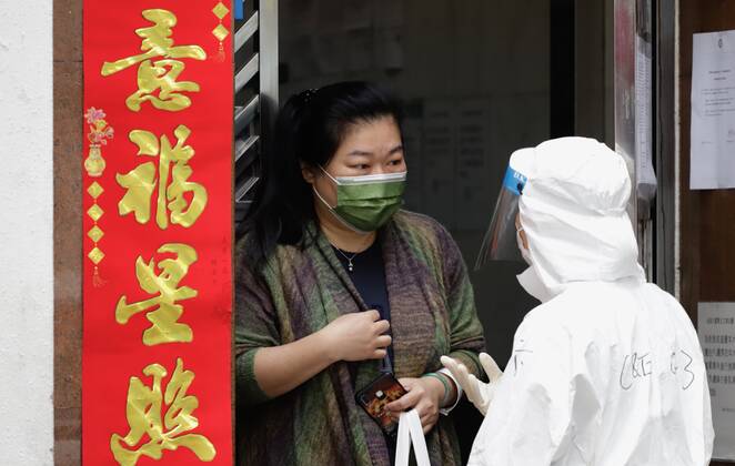 Coronavirus in China, Lockdown in Hongkong January 24, 2021, Hong Kong, CHINA: Nepali woman making inquiry with the government staff at the gate of a residential building on the second day of lockdown in the designated zone,Yau Tsim Mong District.Jan-24,2021Hong Kong.ZUMA Hong Kong CHINA - ZUMAl137 20210124_zap_l137_005 Copyright: xLiauxChung-renx