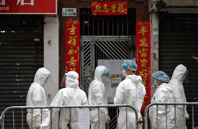 Coronavirus in China, Lockdown in Hongkong January 24, 2021, Hong Kong, CHINA: Government staffs dressed in full protective gear walking through barricaded pavement inside designated zone in Shanghai Street on the second day of lockdown.Jan-24,2021Hong Kong.ZUMA Hong Kong CHINA - ZUMAl137 20210124_zap_l137_008 Copyright: xLiauxChung-renx