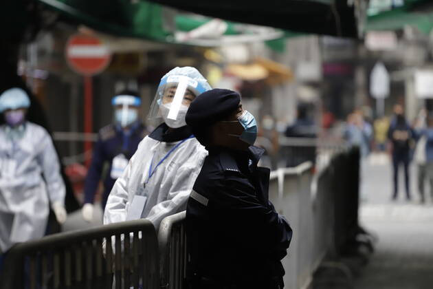 Coronavirus in China, Lockdown in Hongkong January 24, 2021, Hong Kong, CHINA: Policeman and Government staff on Temple Street in the restricted zone on the second day of lockdown.Jan-24,2021Hong Kong.ZUMA Hong Kong CHINA - ZUMAl137 20210124_zap_l137_010 Copyright: xLiauxChung-renx