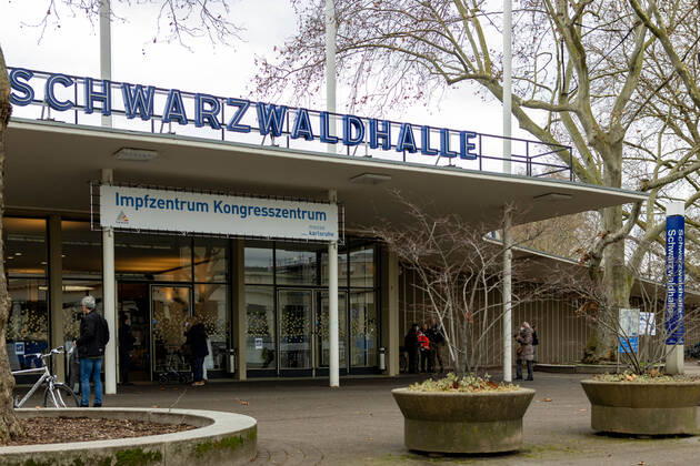 Kommunales Corona Impfzentrum Schwarzwaldhalle Karlsruhe 24.01.2021 In der Karlsruher Schwarzwaldhalle wurde ein neues kommunales Impfzentrum (KIZ) eröffnet und erste Impflinge mit dem Biontech Pfizer Impfstoff Comirnaty (BNT162b2) versorgt. Im Eingangsbereich wurde jedem Besucher Fieber gemessen.