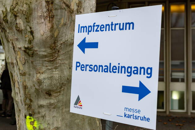 Kommunales Corona Impfzentrum Schwarzwaldhalle Karlsruhe 24.01.2021 In der Karlsruher Schwarzwaldhalle wurde ein neues kommunales Impfzentrum (KIZ) eröffnet und erste Impflinge mit dem Biontech Pfizer Impfstoff Comirnaty (BNT162b2) versorgt. Im Eingangsbereich wurde jedem Besucher Fieber gemessen.