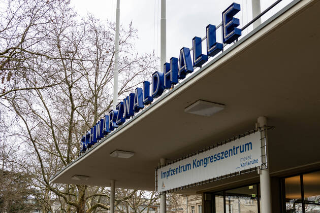 Kommunales Corona Impfzentrum Schwarzwaldhalle Karlsruhe 24.01.2021 In der Karlsruher Schwarzwaldhalle wurde ein neues kommunales Impfzentrum (KIZ) eröffnet und erste Impflinge mit dem Biontech Pfizer Impfstoff Comirnaty (BNT162b2) versorgt. Im Eingangsbereich wurde jedem Besucher Fieber gemessen.