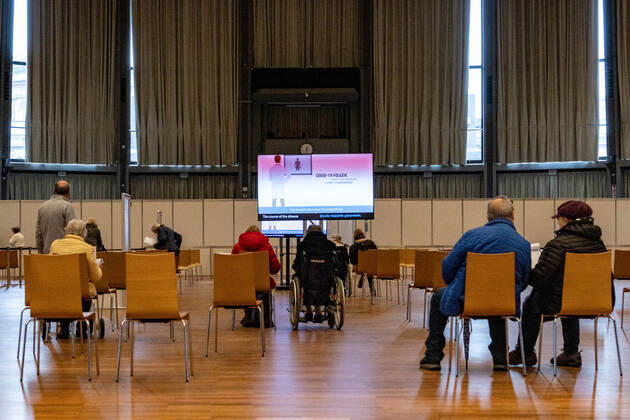 Kommunales Corona Impfzentrum Schwarzwaldhalle Karlsruhe 24.01.2021 In der Karlsruher Schwarzwaldhalle wurde ein neues kommunales Impfzentrum (KIZ) eröffnet und erste Impflinge mit dem Biontech Pfizer Impfstoff Comirnaty (BNT162b2) versorgt. Im Eingangsbereich wurde jedem Besucher Fieber gemessen.