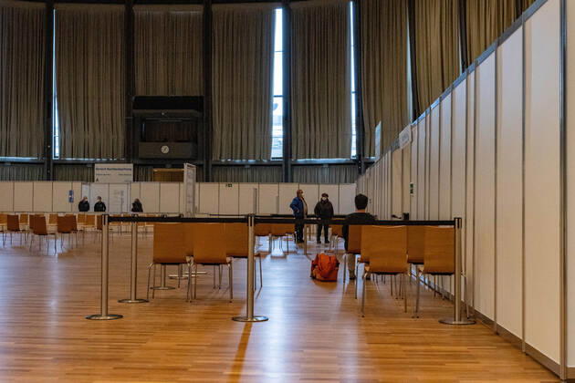 Kommunales Corona Impfzentrum Schwarzwaldhalle Karlsruhe 24.01.2021 In der Karlsruher Schwarzwaldhalle wurde ein neues kommunales Impfzentrum (KIZ) eröffnet und erste Impflinge mit dem Biontech Pfizer Impfstoff Comirnaty (BNT162b2) versorgt. Im Eingangsbereich wurde jedem Besucher Fieber gemessen.