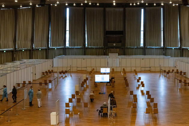 Kommunales Corona Impfzentrum Schwarzwaldhalle Karlsruhe 24.01.2021 In der Karlsruher Schwarzwaldhalle wurde ein neues kommunales Impfzentrum (KIZ) eröffnet und erste Impflinge mit dem Biontech Pfizer Impfstoff Comirnaty (BNT162b2) versorgt. Im Eingangsbereich wurde jedem Besucher Fieber gemessen.