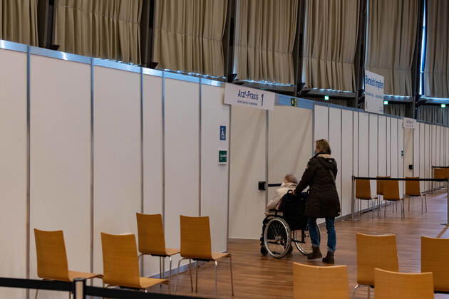Kommunales Corona Impfzentrum Schwarzwaldhalle Karlsruhe 24.01.2021 In der Karlsruher Schwarzwaldhalle wurde ein neues kommunales Impfzentrum (KIZ) eröffnet und erste Impflinge mit dem Biontech Pfizer Impfstoff Comirnaty (BNT162b2) versorgt. Im Eingangsbereich wurde jedem Besucher Fieber gemessen.