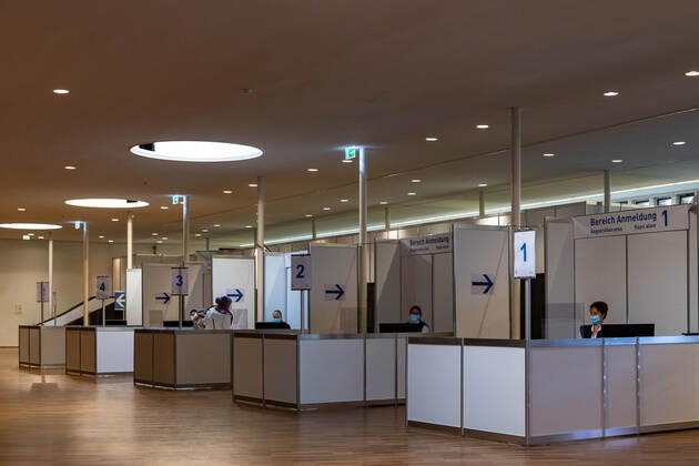 Kommunales Corona Impfzentrum Schwarzwaldhalle Karlsruhe 24.01.2021 In der Karlsruher Schwarzwaldhalle wurde ein neues kommunales Impfzentrum (KIZ) eröffnet und erste Impflinge mit dem Biontech Pfizer Impfstoff Comirnaty (BNT162b2) versorgt. Im Eingangsbereich wurde jedem Besucher Fieber gemessen.