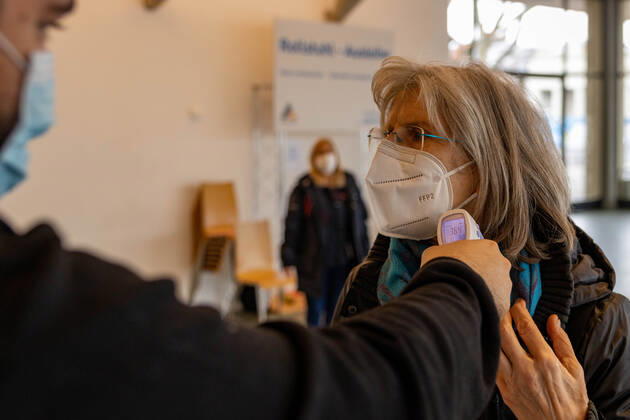 Kommunales Corona Impfzentrum Schwarzwaldhalle Karlsruhe 24.01.2021 In der Karlsruher Schwarzwaldhalle wurde ein neues kommunales Impfzentrum (KIZ) eröffnet und erste Impflinge mit dem Biontech Pfizer Impfstoff Comirnaty (BNT162b2) versorgt. Im Eingangsbereich wurde jedem Besucher Fieber gemessen.