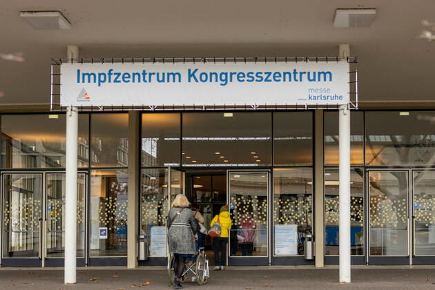 Kommunales Corona Impfzentrum Schwarzwaldhalle Karlsruhe 24.01.2021 In der Karlsruher Schwarzwaldhalle wurde ein neues kommunales Impfzentrum (KIZ) eröffnet und erste Impflinge mit dem Biontech Pfizer Impfstoff Comirnaty (BNT162b2) versorgt. Im Eingangsbereich wurde jedem Besucher Fieber gemessen.