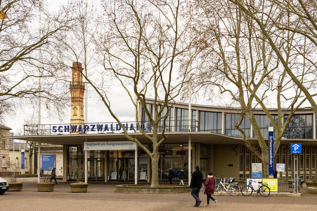 Kommunales Corona Impfzentrum Schwarzwaldhalle Karlsruhe 24.01.2021 In der Karlsruher Schwarzwaldhalle wurde ein neues kommunales Impfzentrum (KIZ) eröffnet und erste Impflinge mit dem Biontech Pfizer Impfstoff Comirnaty (BNT162b2) versorgt. Im Eingangsbereich wurde jedem Besucher Fieber gemessen.