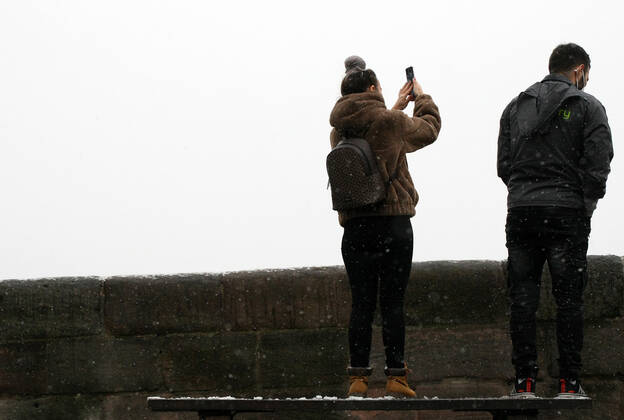 Winter wetter mit Schnee , two people take photos of the snow during the Hard Lockdown of the Covid 19 Coronavirus Pandemie in Nuremberg Nurnberg , Bayern , Deutschland . January 24 , 2021.