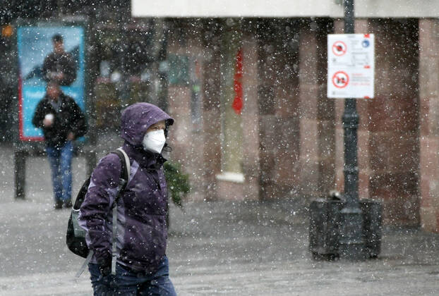 Winter wetter mit Schnee , a women with Safety mask FFP2 is seen under the snow during the Hard Lockdown of the Covid 19 Coronavirus Pandemie in Nuremberg Nurnberg , Bayern , Deutschland . January 24 , 2021.