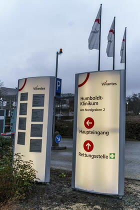 Humboldt-Klinikum in Berlin Reinickendorf wurde wegen einer steigenden Zahl von Covid-19-Erkrankten mit der Mutation B.1.1.7 des Corona-Virus vom Gesundheitsamt geschlossen und unter Qurantaene gesetzt. Das Humboldt-Klinikum in Berlin Reinickendorf wurde wegen einer steigenden Zahl von Covid-19-Erkrankten mit der Mutation B.1.1.7 des Corona-Virus vom Gesundheitsamt geschlossen. Beschäftigte und Patienten müssten ab 23.1.2021 in Quarantäne, neue Patienten würden nicht mehr aufgenommen.